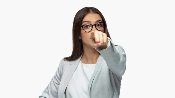 Junge Geschäftsfrau im grauen Blazer und Brille, die mit dem Finger auf Weiß zeigt — Stockfoto