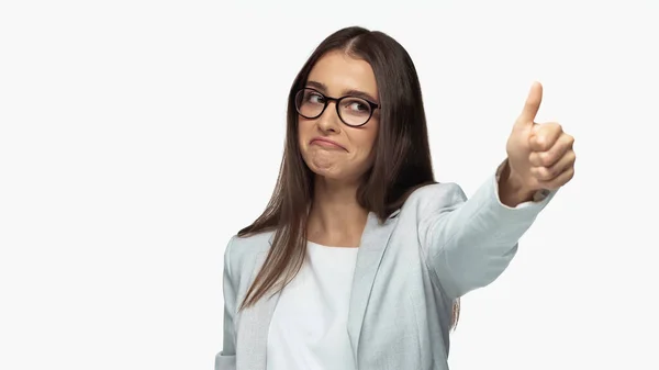 Empresária de sucesso em jaqueta cinza e óculos mostrando polegar para cima isolado em branco — Fotografia de Stock