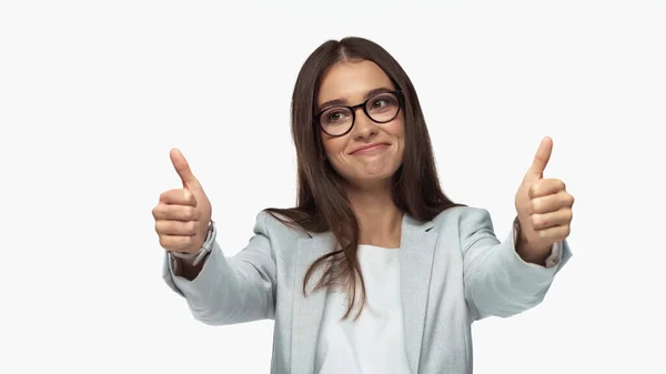 Успішна бізнес-леді в окулярах посміхається і показує великі пальці вгору ізольовані на білому — стокове фото