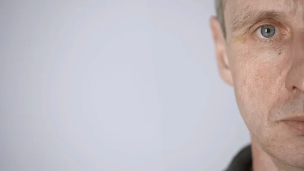 Cropped view of middle aged man looking at camera isolated on grey with copy space — Stock Photo