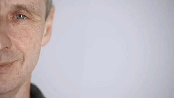 Cropped view of cheerful middle aged man looking at camera isolated on grey with copy space — Photo de stock