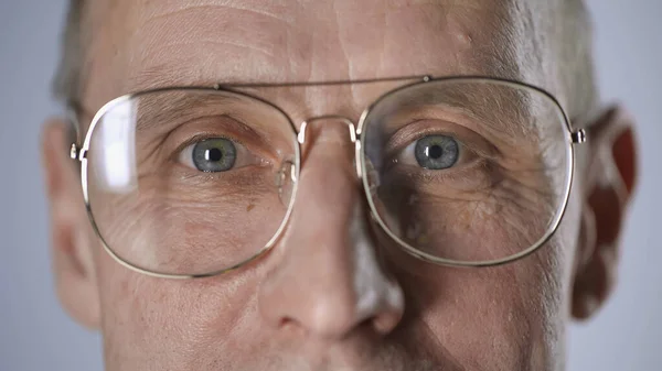 Cropped view of middle aged man in eyeglasses looking at camera isolated on grey — Stock Photo