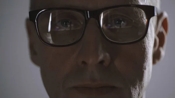 Close up view of middle aged man in eyeglasses looking at camera isolated on grey - foto de stock