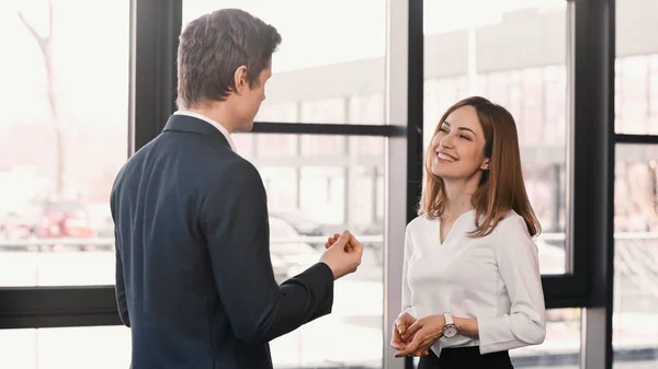 Роботодавець жестикулює під час розмови з щасливою жінкою на співбесіді — стокове фото