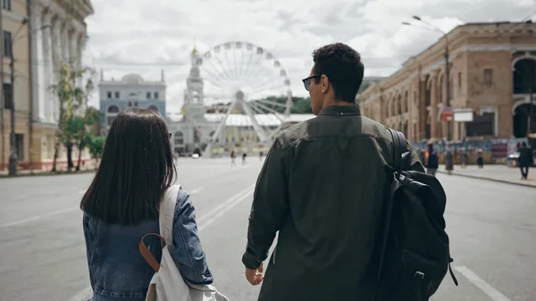 Multiethnic travelers with backpacks walking on european street — Foto stock