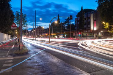 Roma 'da gece yoğun şehir trafiği İtalya' da