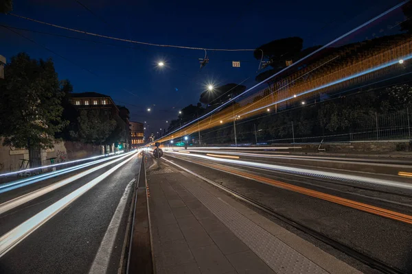 涼しい長い露出忙しい交通ネオンブルーオレンジライトトレイル 通りの道路上の夜景 ローマ イタリア — ストック写真