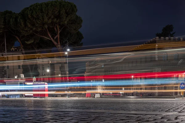 Fresco Carros Exposição Longa Trilhas Semáforo Visão Noturna Cidade Roma — Fotografia de Stock