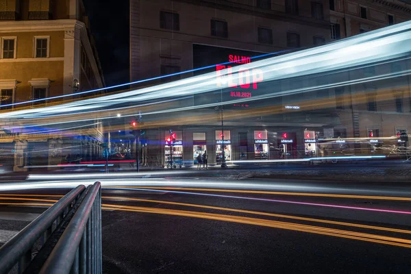 クールな長時間露光車のトラフィックライトトレイル ローマの街の夜景 — ストック写真