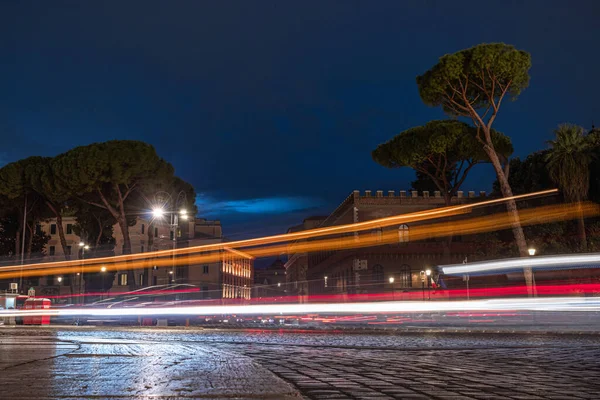 Неоновые Сине Оранжевые Световые Дорожки Ночной Вид Улицу Рим Италия — стоковое фото