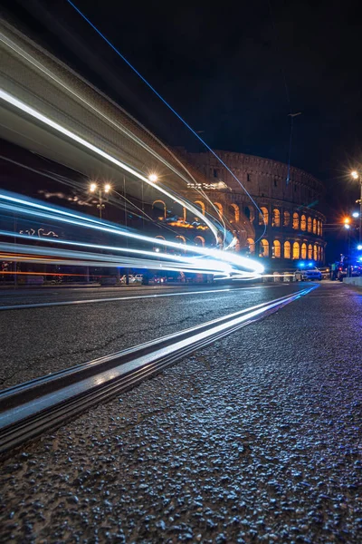 ローマの夜のコロッセオ長い露出灯とイタリア 高速道路交通 バス車 — ストック写真