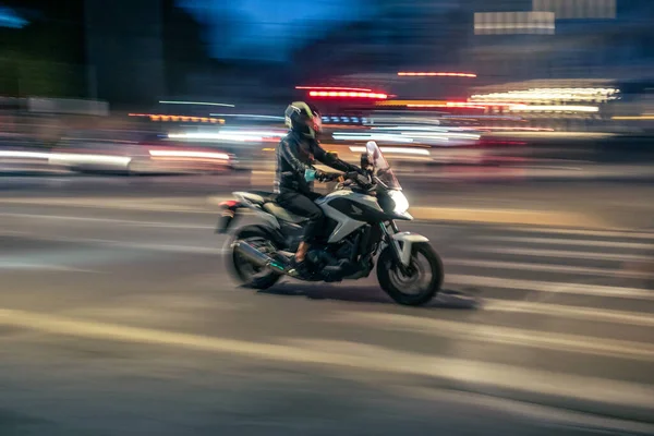 Moto Sur Route Dans Ville Nuit Rome Mouvement Flou — Photo