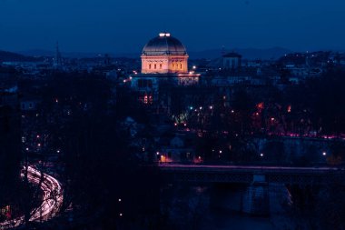 Serin uzun markalı arabalar trafik ışıkları, gece görüşü, Roma, İtalya