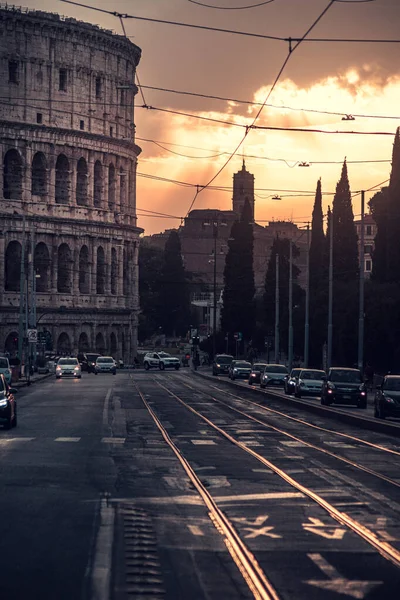 Közúti Kilátás Nagy Építészet Colosseum Róma Olaszország Naplementekor — Stock Fotó