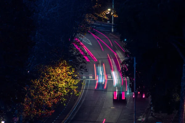 Cool Dlouhé Expozice Vozů Provoz Neonové Světelné Stopy Noční Pohled — Stock fotografie