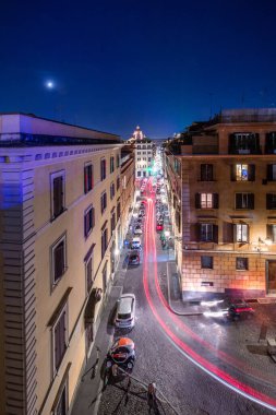 İtalya 'nın Roma kentinde gece trafiği