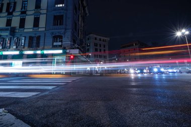 Serin uzun markalı arabalar neon ışık yolları, gece görüşü, Roma, İtalya. Largo Arjantin 