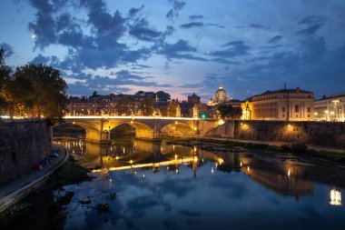 Vatikan Roma 'nın önündeki Tiber Nehri manzarası.