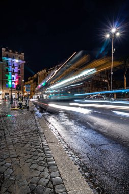 Roma şehrinde gece trafiği Arjantin Meydanı