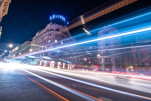 移動の速い車の交通都市の夜 ローマ イタリア 長時間露光撮影技術です — ストック写真