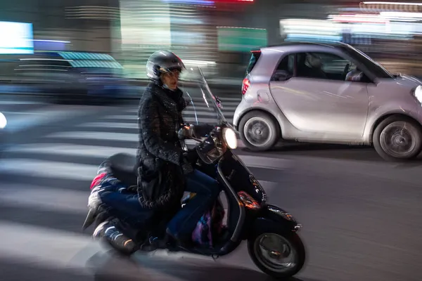 Motocicleta Movimento Roma Itália Fundo Embaçado — Fotografia de Stock