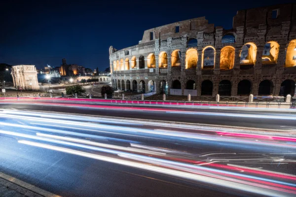 Colosseum Éjszaka Róma Olaszország Hosszú Expozíciós Fények Gyors Közlekedés Autóbuszok — Stock Fotó