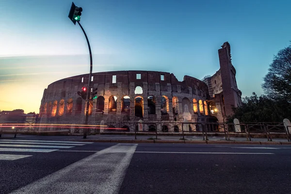 Colosseum Éjszaka Róma Olaszország Hosszú Expozíciós Fények Gyors Közlekedés Autóbuszok — Stock Fotó