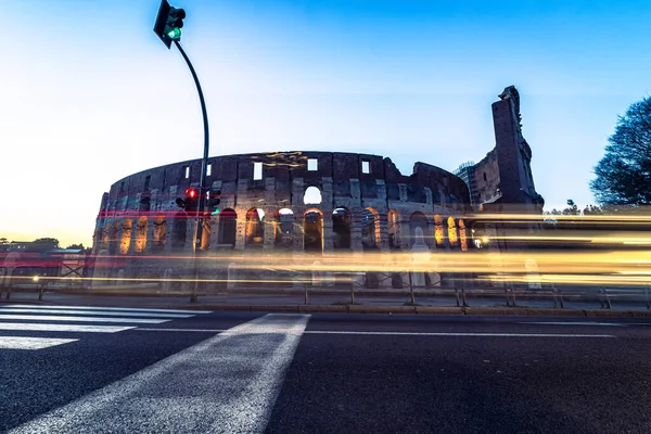 Kolosseum Der Nacht Rom Italien Mit Langzeitbelichtung Rasanter Verkehr Busautos — Stockfoto