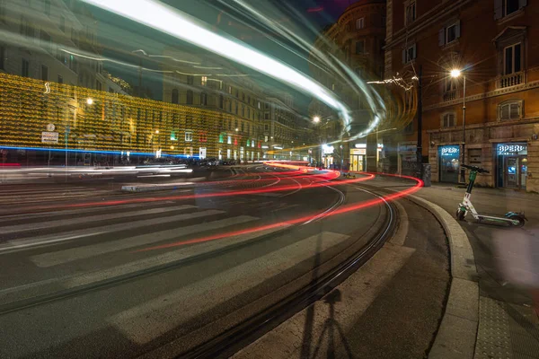 Прохладные Длиннобазные Автомобили Неоновыми Световыми Дорожками Ночной Вид Рим Италия — стоковое фото