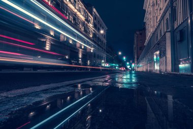 Serin uzun markalı arabalar trafik ışıkları, Roma şehrinin gece manzarası.