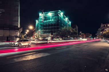Serin uzun markalı arabalar trafik ışıkları, Roma şehrinin gece manzarası.