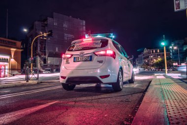 Serin uzun markalı arabalar trafik ışıkları, Roma şehrinin gece manzarası.
