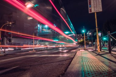 Serin uzun markalı arabalar trafik ışıkları, Roma şehrinin gece manzarası.