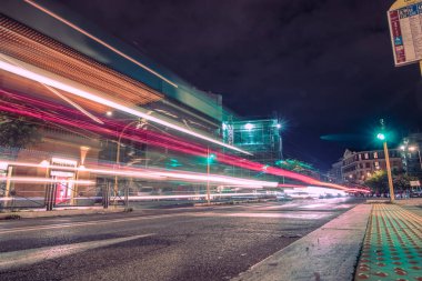 Serin uzun markalı arabalar trafik ışıkları, Roma şehrinin gece manzarası.