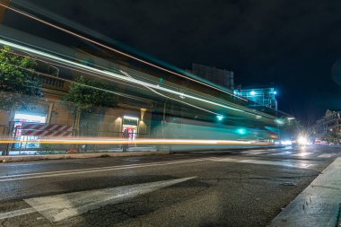 Serin uzun markalı arabalar trafik ışıkları, Roma şehrinin gece manzarası.