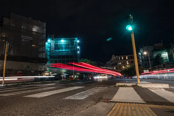 Прохладный Длиннобазный Светофор Ночной Вид Рим — стоковое фото