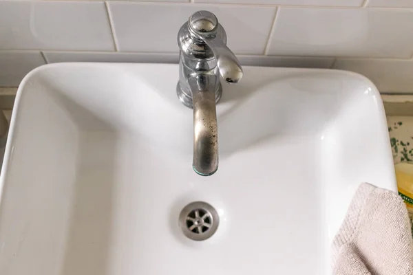 Fregadero Blanco Mostrador Madera Con Espejo Colgando Por Encima Cuarto —  Fotos de Stock