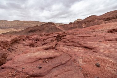 Negev, Eilat, İsrail 'deki Timna doğal parkındaki kızıl çöl kayalarının görüntüsü