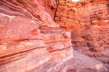 Negev, Eilat, İsrail 'deki Timna doğal parkındaki kızıl çöl kayalarının görüntüsü