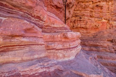 Negev, Eilat, İsrail 'deki Timna doğal parkındaki kızıl çöl kayalarının görüntüsü