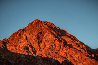 Negev, Eilat, İsrail 'deki kızıl çöl dağlarının manzarası