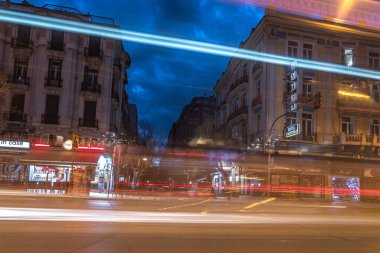 Serin, uzun soluklu otobüs trafiği mavi-turuncu ışık yolları, sokak yolundaki gece görüşü, Selanik, Yunanistan