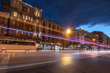 Serin, uzun soluklu otobüs trafiği mavi-turuncu ışık yolları, sokak yolundaki gece görüşü, Selanik, Yunanistan