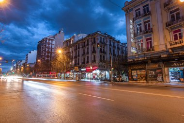 Serin, uzun soluklu otobüs trafiği mavi-turuncu ışık yolları, sokak yolundaki gece görüşü, Selanik, Yunanistan