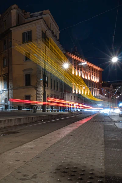 Fresco Carros Exposição Longa Trilhas Semáforo Visão Noturna Cidade Roma — Fotografia de Stock