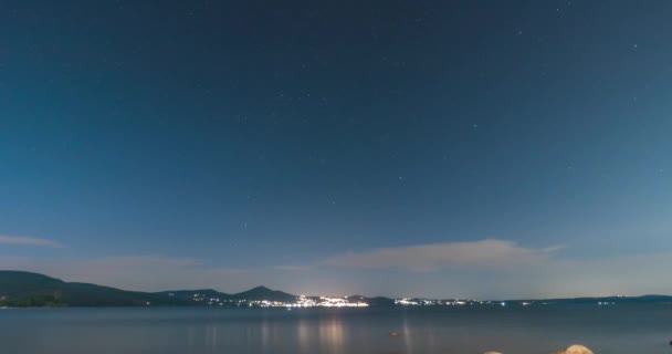 夜空之星 的时间推移 Bracciano湖上的星迹 意大利 — 图库视频影像