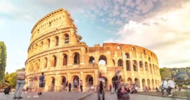 Stok 4 bin. Günbatımında İtalya 'nın ünlü Roma Kolezyumu' nun zaman aşımı. İnsanların, hayatın, altın saatin hızlandırılmış görüntüleri..