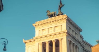 Roma, İtalya Piazza Venezia üzerindeki at heykelinin 4k çözünürlüğü. Binanın üzerinde altın saat ışığı