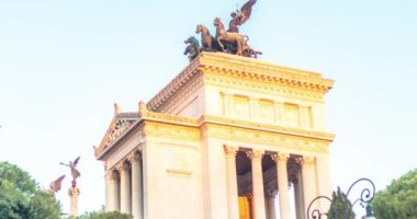 Roma, İtalya Piazza Venezia üzerindeki at heykelinin 4k çözünürlüğü. Binanın üzerinde altın saat ışığı