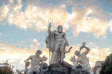 Günbatımı bulutları Piazza del Popolo üzerinde, Poseidon Heykeli, Roma İtalya